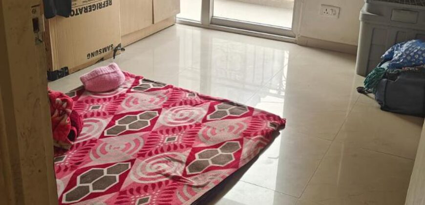 Flat Available for Rent 1025 sq Feet in Mahagun Mantra Society.